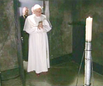 Papie Benedykt XVI w celi mierci w. Maksymiliana.